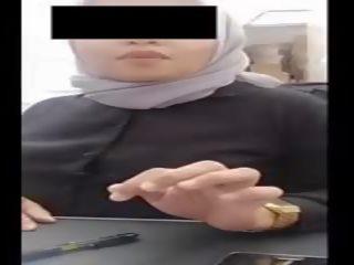 Hijab paauglys su didelis papai įkaista jo nepilnamečių į darbas iki internetinė kamera