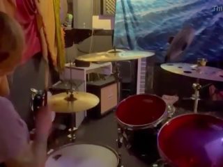 Felicity feline drumming в її lockout