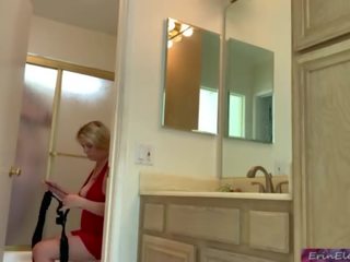 บุตรชายของสามีหรือภรรยา drills ของเขา แม่เลี้ยง ในขณะที่ พ่อ เป็น ใน the อาบน้ำ