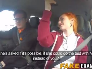 Ung rödhårig hora fittor undersöktes vid henne körning testet