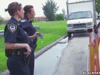 Perempuan polisi menarik lebih hitam suspect dan mengisap dia tusukan