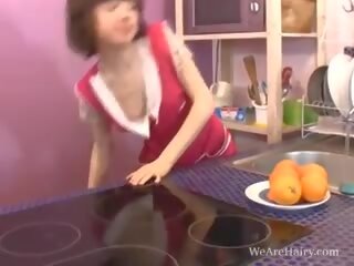Miki cleans the guzhinë dhe të saj shkurre, porno 2c