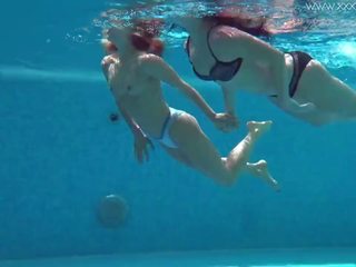 Jessica ja lindsay alasti ujumine sisse a bassein: hd täiskasvanud video bc