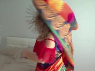 Дезі індійська червоний saree тітонька роздягнений частина - 1: hd секс фільм 93