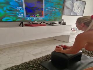 Mqmf intentos a jugar tetris mientras sentado en sybian sexo máquina pero ella extremos con cuerpo sacudida orgasmo