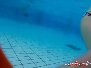 Girsl sott’acqua a piscina