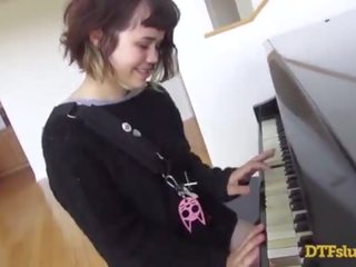 Yhivi clip spento pianoforte abilità followed da rozzo sesso video e sborra oltre suo faccia! - con: yhivi / giacomo deen