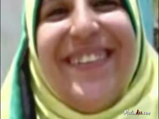 Hijab femeie sugand în public