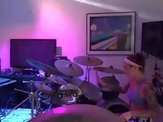 Felicity feline drums και jams με φίλους πίσω ο σκηνές