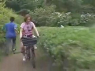 Japonesa miúda masturbava enquanto a montar um specially modified porcas clipe bike!