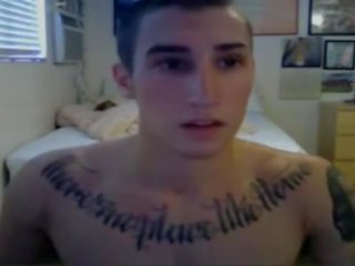 Pointé tatoué hunk- partie 2 sur gayboyscam.com