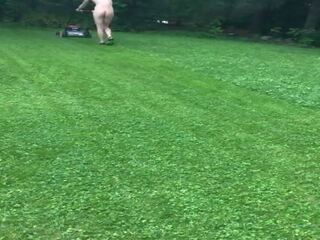 Mowing grass nahý: volný nahý ženy v veřejné vysoká rozlišením špinavý klip show
