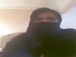Moslim meisje tonen groot boezem, gratis publiek naaktheid vies video- vid