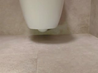 Argëtues këmbë në the tualet